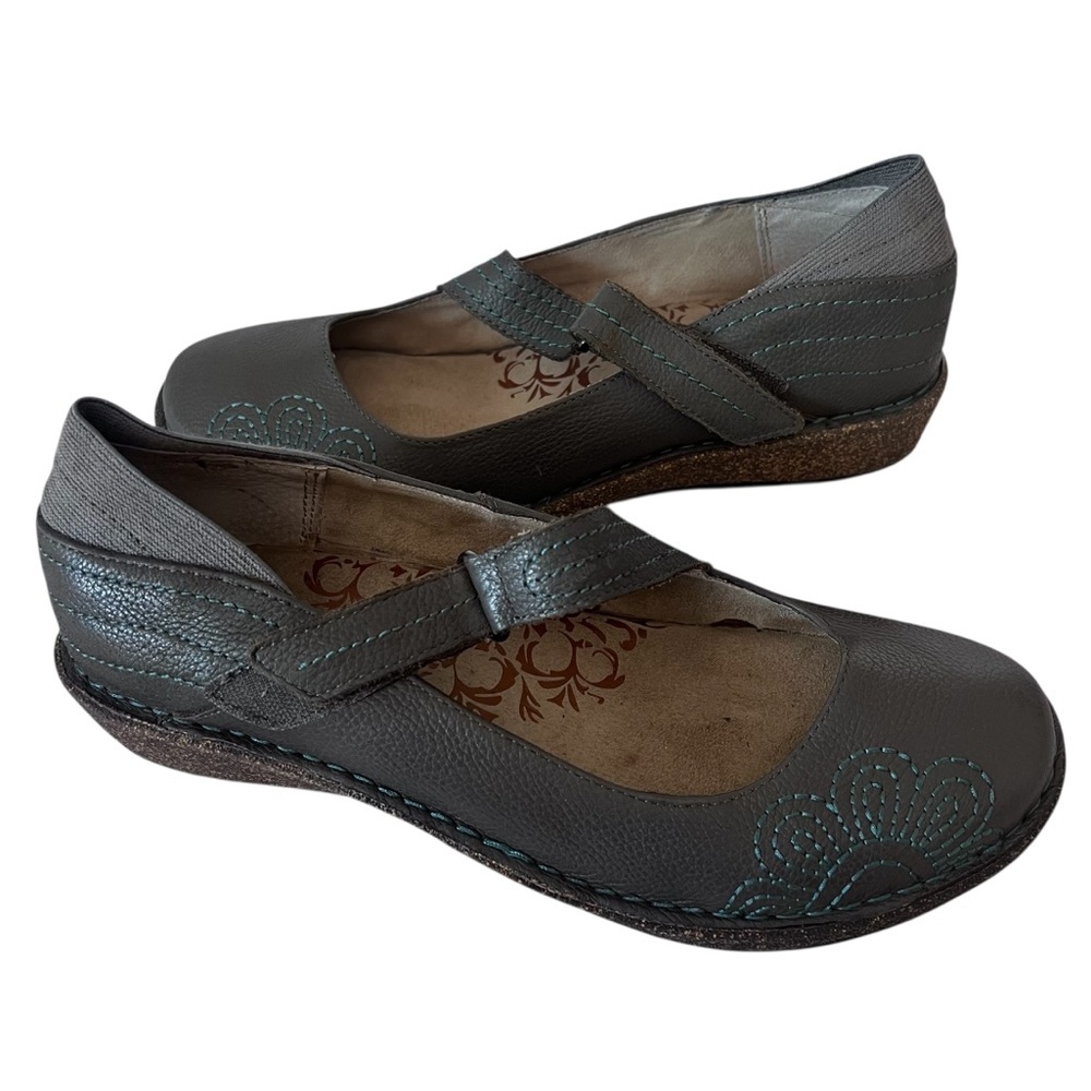 EUC Women’s Embroidered Aetrex Talia Shoe in Gray size 10